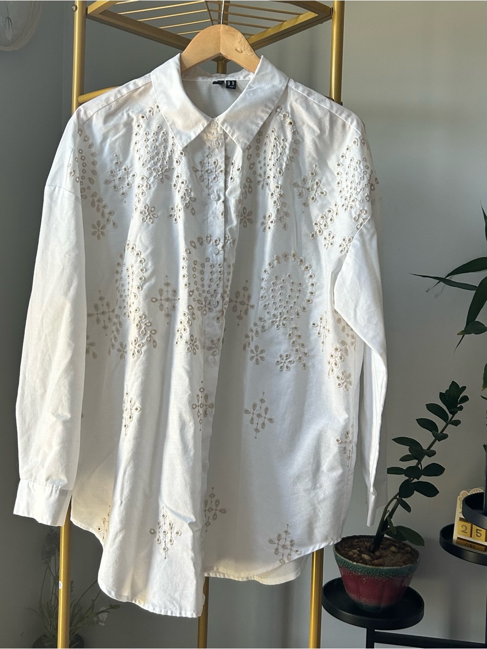 Vero Moda White collared long sleeves eyelet embroidery buttons down shirt in XL